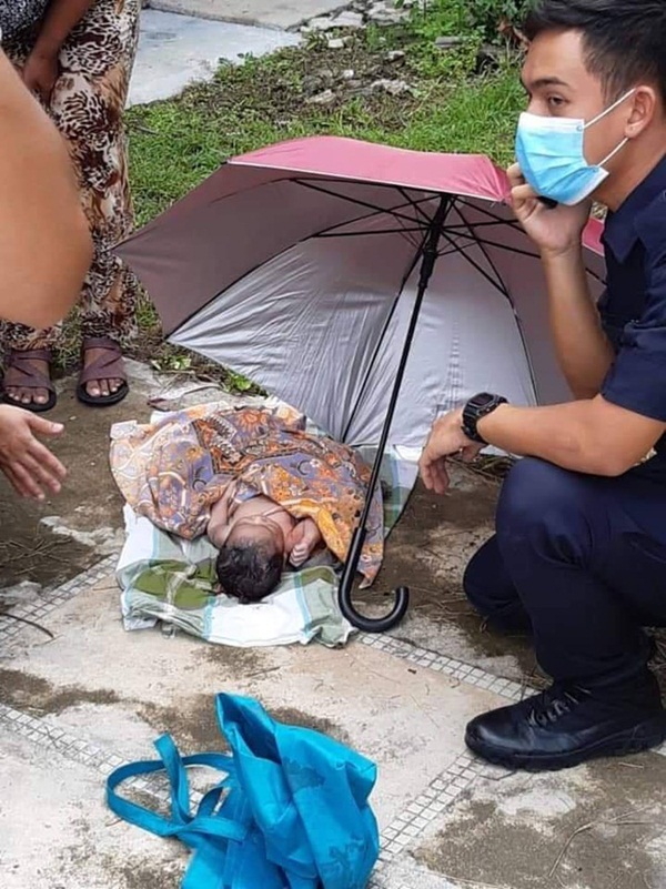 Thấy em bé mới sinh nằm dưới đất, người dân tưởng đứa trẻ bị bỏ rơi nhưng kiểm tra kỹ hơn mới biết bé bị ném từ tầng 3-2