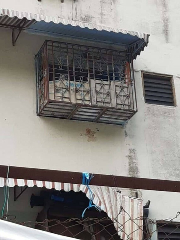 Thấy em bé mới sinh nằm dưới đất, người dân tưởng đứa trẻ bị bỏ rơi nhưng kiểm tra kỹ hơn mới biết bé bị ném từ tầng 3-3