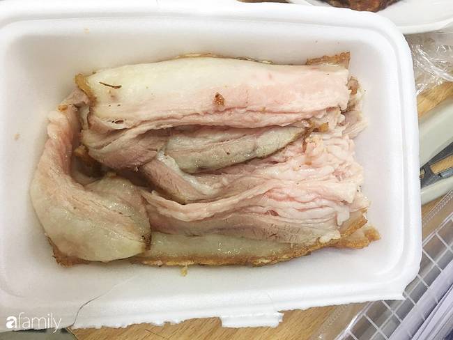 Bỏ 700k đặt bánh tráng cuốn thịt heo cho cả văn phòng ăn trưa, cô gái tức giận khi mở ra thấy hộp thịt mỡ sống nguyên, trắng ởn-1