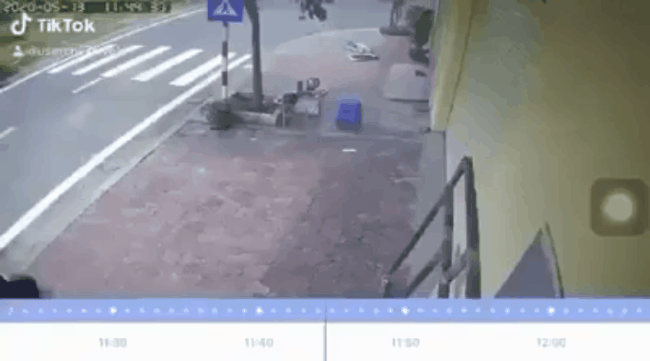 Mâu thuẫn với nhau, nhóm nam sinh đâm xe máy vào bạn rồi lao vào đánh hội đồng, trên người vẫn mặc đồng phục-1