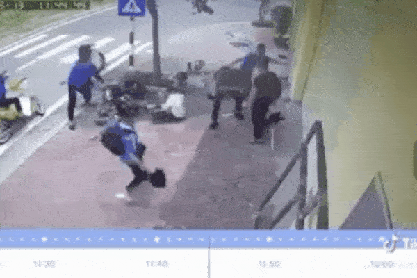 Mâu thuẫn với nhau, nhóm nam sinh đâm xe máy vào bạn rồi lao vào đánh hội đồng, trên người vẫn mặc đồng phục-2