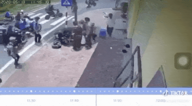 Mâu thuẫn với nhau, nhóm nam sinh đâm xe máy vào bạn rồi lao vào đánh hội đồng, trên người vẫn mặc đồng phục-3