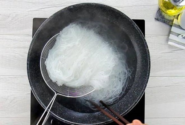 Xào miến thêm&nbsp;bước nhỏ này, miến&nbsp;mềm dai, không dính, không vón cục-3