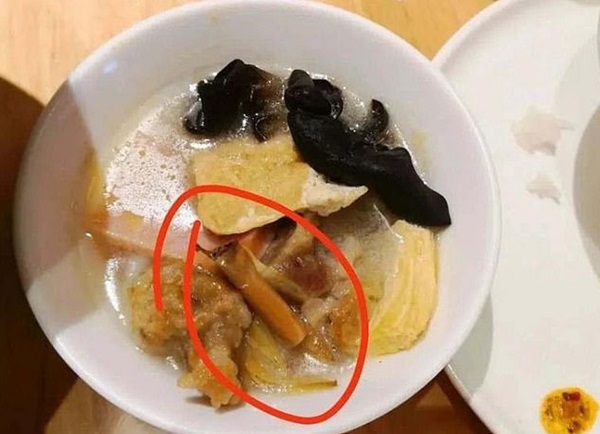 Đầu bếp nhổ nước bọt vào món ăn cho khách gây phẫn nộ, nhà hàng Trung Quốc bị phạt nặng-2