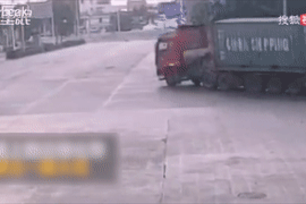 Container rẽ cua gắt bị tách rời thùng hàng