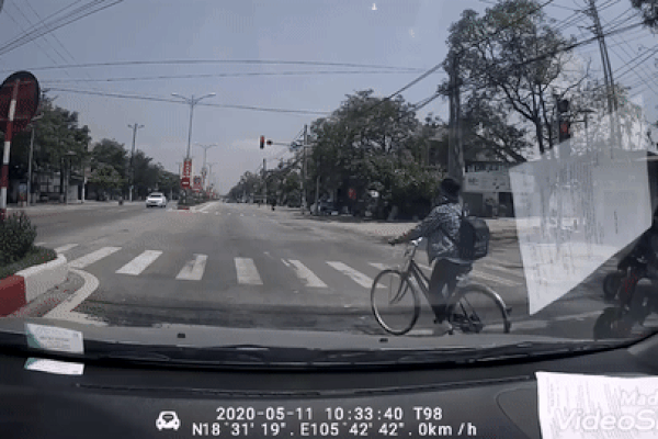 Xe đạp điện vượt đèn đỏ gây va chạm