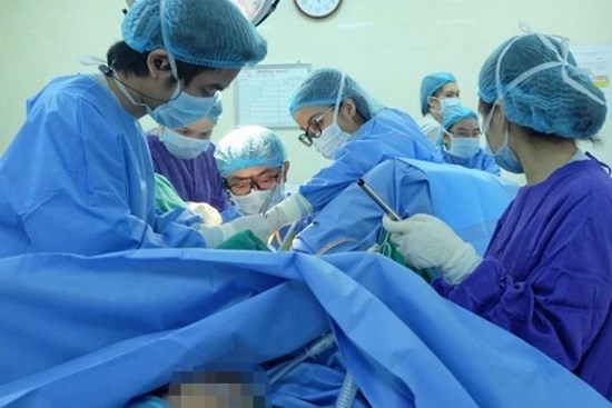 Bé 12 tuổi đau bụng dữ dội, đi khám mẹ ngỡ ngàng biết con mắc dị tật ở màng trinh