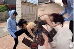 Xôn xao clip cô gái bị nhóm phụ nữ túm tóc, dùng kéo cắt quần áo đánh ghen ở Hà Giang-4