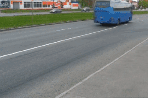 Đám lửa cháy bùng lên từ đường hầm, suýt lan trúng ôtô