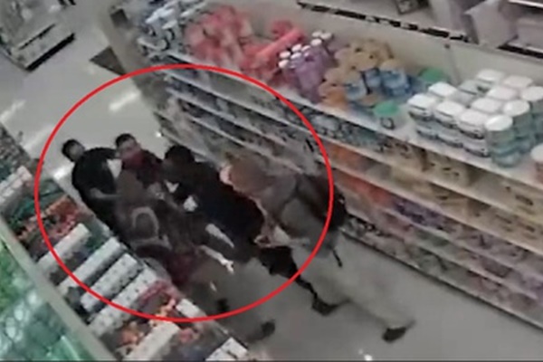 Người nhà bệnh nhân đánh nhân viên y tế ở phòng cấp cứu-1