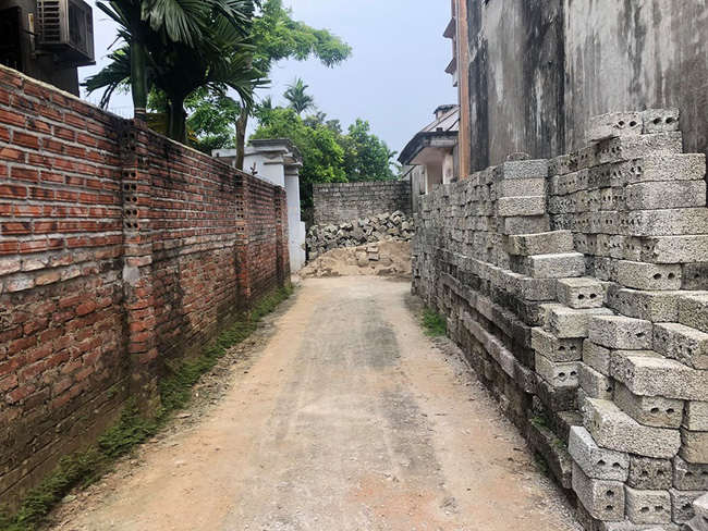 Tiếp tục cưỡng chế, phá tường giải cứu cụ bà gần 80 tuổi ốm liệt giường bị hàng xóm nhốt trong nhà-1