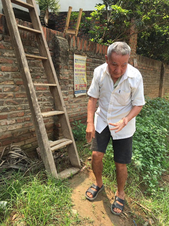 Tiếp tục cưỡng chế, phá tường giải cứu cụ bà gần 80 tuổi ốm liệt giường bị hàng xóm nhốt trong nhà-4