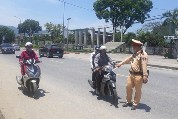 Đang chở vợ đi đường, người đàn ông bất ngờ bị đạn găm trúng cổ-3