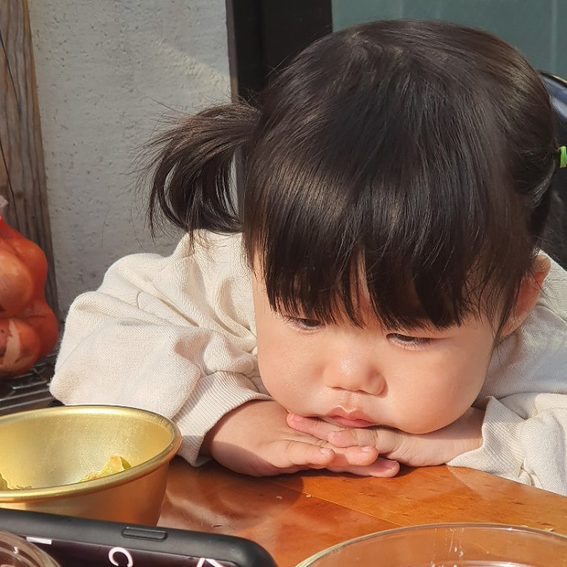 Cô bé có gương mặt ôm trọn biểu cảm chán chường, hôm nay oải quá thì coi chút cho đồng cảm đi nè-1