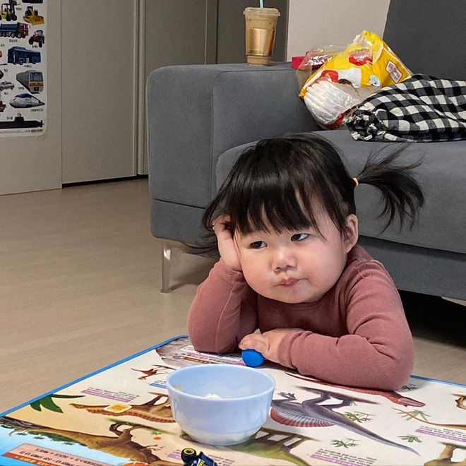 Cô bé có gương mặt ôm trọn biểu cảm chán chường, hôm nay oải quá thì coi chút cho đồng cảm đi nè-2