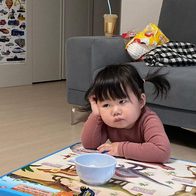 Cô bé có gương mặt ôm trọn biểu cảm chán chường, hôm nay oải quá thì coi chút cho đồng cảm đi nè-3