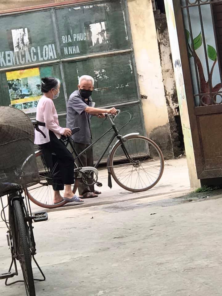Hình ảnh 2 ông bà chở nhau trên chiếc xe đạp trước ngõ và mẩu chuyện phía sau khiến ai nấy cực kì thích thú-1