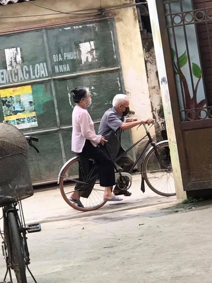 Hình ảnh 2 ông bà chở nhau trên chiếc xe đạp trước ngõ và mẩu chuyện phía sau khiến ai nấy cực kì thích thú-2