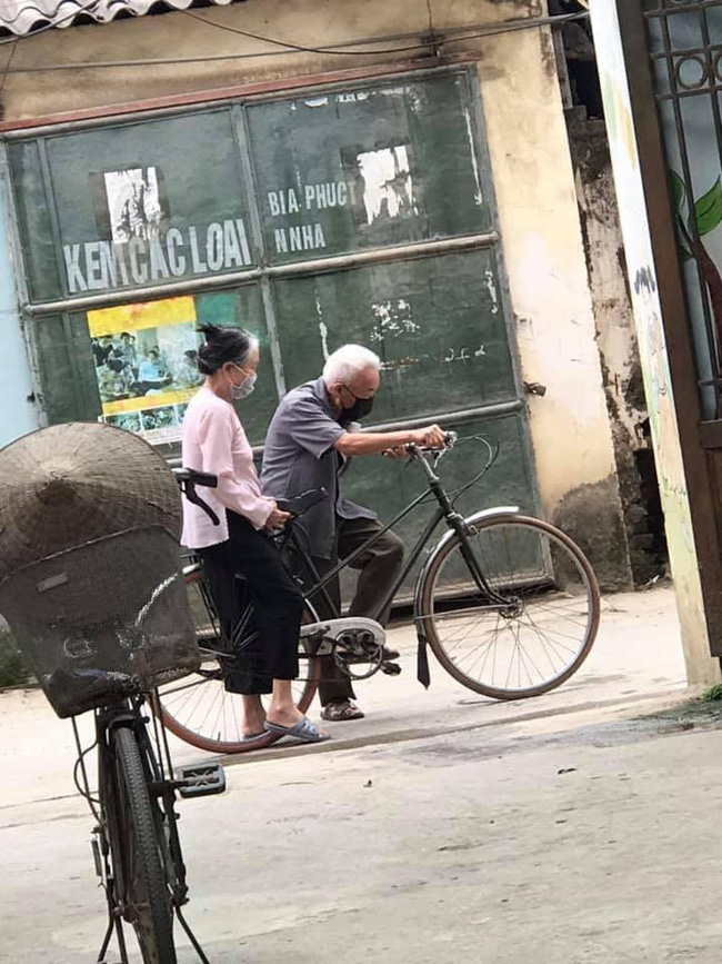 Hình ảnh 2 ông bà chở nhau trên chiếc xe đạp trước ngõ và mẩu chuyện phía sau khiến ai nấy cực kì thích thú-3