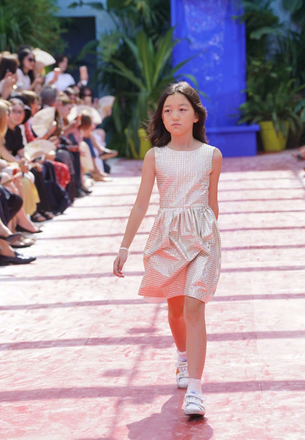 Sinh ra với dị tật hở hàm ếch nhưng con gái nam diễn viên nổi tiếng càng lớn càng xinh xắn tự tin, tất cả nhờ cách dạy của bố-9