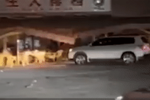 Ôtô đâm sập quán ăn rồi bỏ trốn