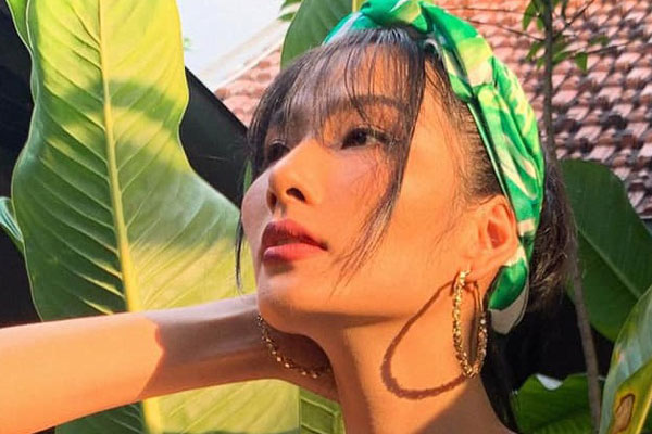 Hoàng Thùy gây tranh cãi khi xuất hiện với trang phục hở bạo nổi bật trong đám cưới Á hậu Thúy Vân-3