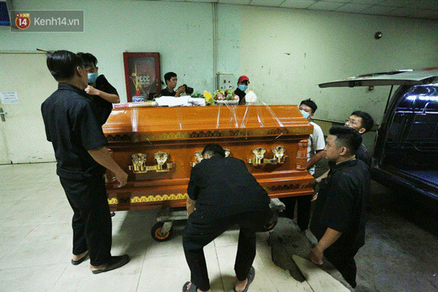 Quặn lòng cảnh vợ nhận thi thể chồng về quê chôn cất sau vụ sập tường ở Đồng Nai: Tiếng nấc nghẹn tìm chồng trong vô vọng-2