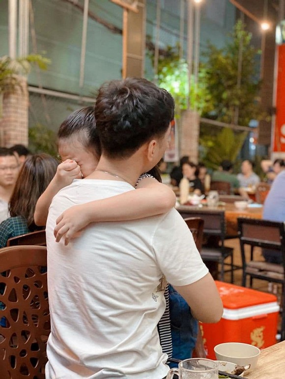 Con gái MC Thành Trung khóc òa khi gặp lại bố sau thời gian dài giãn cách do Covid-19-2