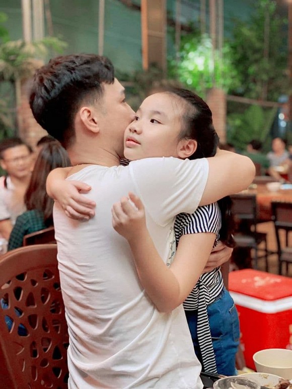 Con gái MC Thành Trung khóc òa khi gặp lại bố sau thời gian dài giãn cách do Covid-19-4