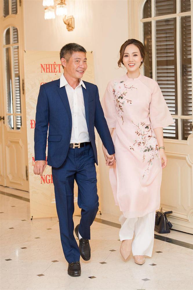 Bạn gái xinh của Công Lý nấu ăn kém nhất nhà, giờ làm cả dàn sao phải vào tấm tắc-1