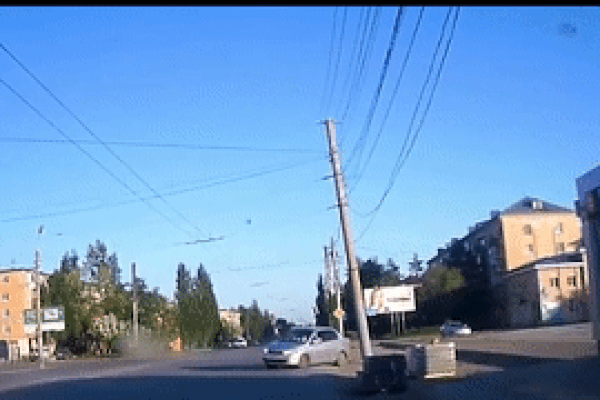 Ôtô hỏng nặng sau khi mất lái tông vào vỉa hè