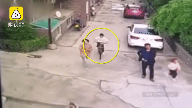 Gã đàn ông tấn công mạnh bạo 2 đứa bé chỉ vì vụ va chạm nhỏ, dư luận phẫn nộ hơn khi danh tính kẻ này bị phanh phui-1