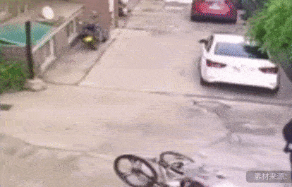 Gã đàn ông tấn công mạnh bạo 2 đứa bé chỉ vì vụ va chạm nhỏ, dư luận phẫn nộ hơn khi danh tính kẻ này bị phanh phui-2