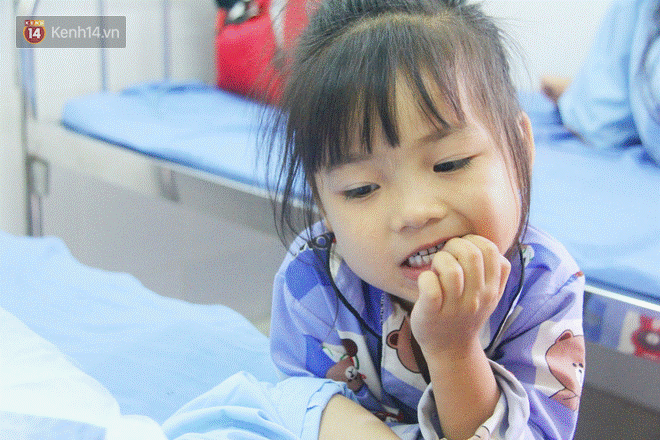 Bố mẹ bị vùi trong đống đổ nát vụ sập công trình kinh hoàng, 2 đứa trẻ bơ vơ trong bệnh viện: Tụi nhỏ không chịu ăn, cứ lo mẹ sẽ chết-4