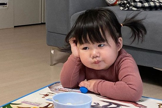 Cô bé có gương mặt ôm trọn biểu cảm chán chường, hôm nay oải quá thì coi chút cho đồng cảm đi nè