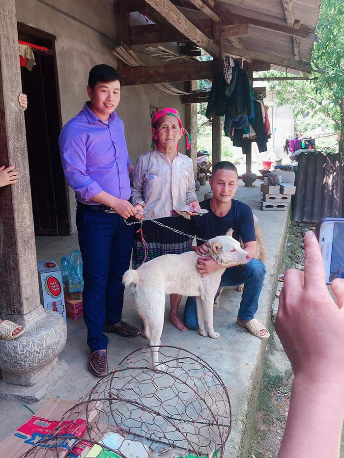 Cụ bà HMông khóc thương khi phải bán chó, thanh niên vượt 140km tặng lại bà-1