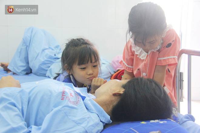 Bố mẹ bị vùi trong đống đổ nát vụ sập công trình kinh hoàng, 2 đứa trẻ bơ vơ trong bệnh viện: Tụi nhỏ không chịu ăn, cứ lo mẹ sẽ chết-6