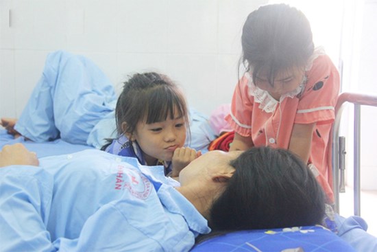 Bố mẹ bị vùi trong đống đổ nát vụ sập công trình kinh hoàng, 2 đứa trẻ bơ vơ trong bệnh viện: 