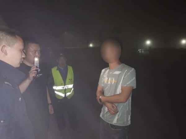 Cãi vợ, anh chồng bị bỏ lại trên đường cao tốc giữa đêm và phải đi bộ suốt 16km-1