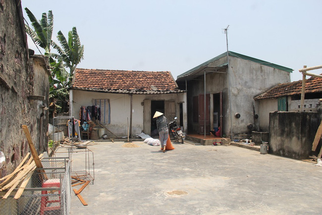 Góa phụ đội đơn tìm công lý cho con gái tật nguyền bị hàng xóm hiếp dâm-1