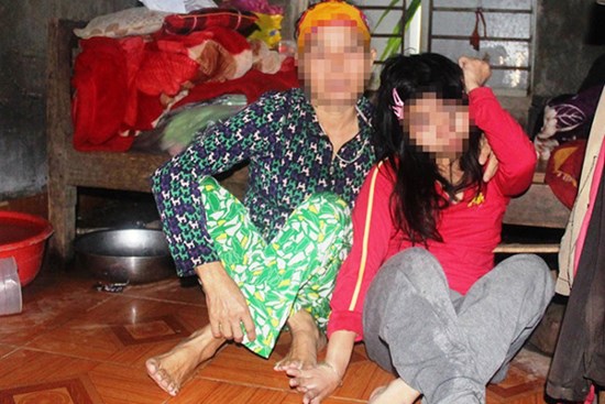 Góa phụ đội đơn tìm công lý cho con gái tật nguyền bị hàng xóm hiếp dâm