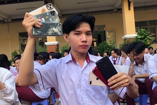 Nam sinh lớp 12 học cô Minh Hiếu 