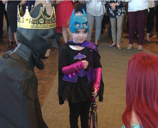 Bé gái 7 tuổi qua đời trong sự thương xót của dư luận, cảnh sát khai quật mộ đứa trẻ và phát hiện việc làm tàn độc của người mẹ-3