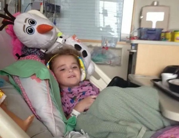 Bé gái 7 tuổi qua đời trong sự thương xót của dư luận, cảnh sát khai quật mộ đứa trẻ và phát hiện việc làm tàn độc của người mẹ-4