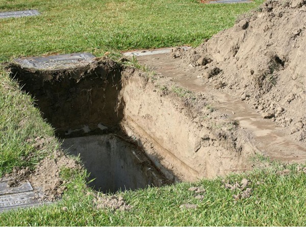 Bé gái 7 tuổi qua đời trong sự thương xót của dư luận, cảnh sát khai quật mộ đứa trẻ và phát hiện việc làm tàn độc của người mẹ-5