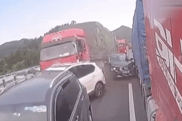 Ôtô con bị kẹp nát giữa 2 xe container trên cao tốc