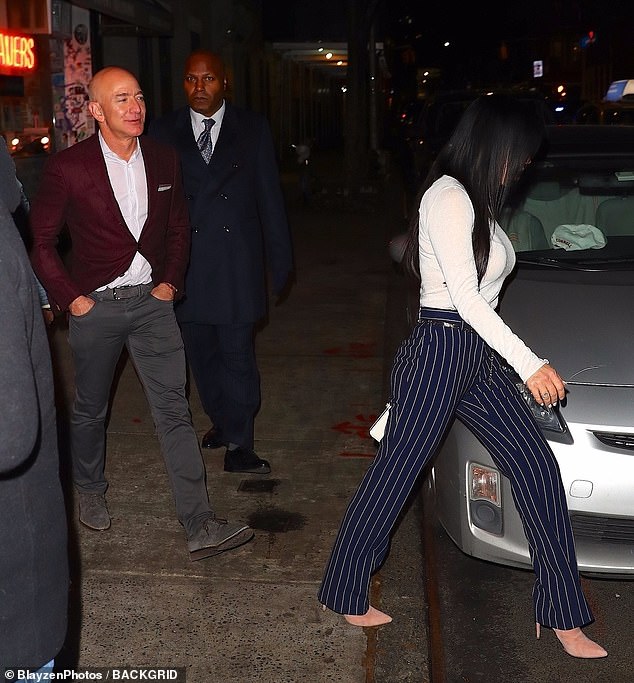 Người tình tỷ phú Amazon bất ngờ vắng bóng suốt 2 tháng, cặp đôi dính nghi vấn đã đường ai nấy đi?-2