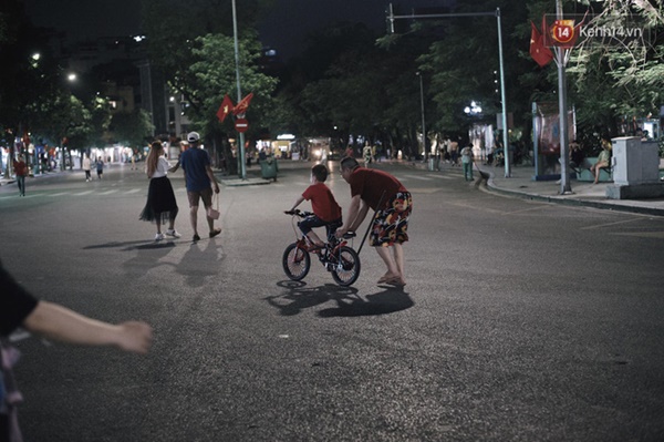 Dân tình phấn khởi kéo nhau lên phố đi bộ hồ Gươm sau hơn 3 tháng phải tạm dừng vì dịch Covid-19-4