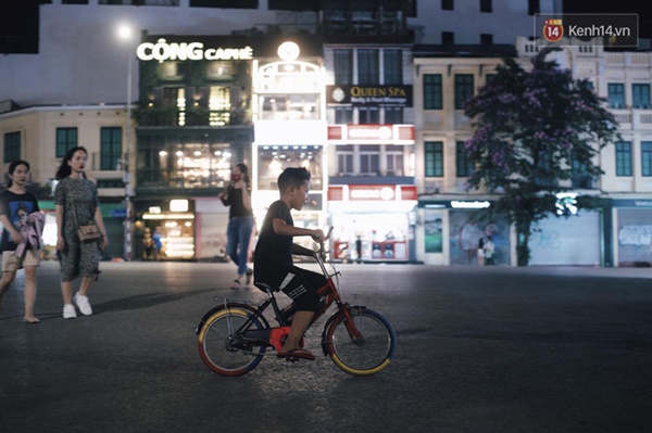 Dân tình phấn khởi kéo nhau lên phố đi bộ hồ Gươm sau hơn 3 tháng phải tạm dừng vì dịch Covid-19-5