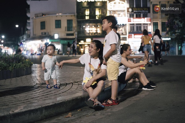 Dân tình phấn khởi kéo nhau lên phố đi bộ hồ Gươm sau hơn 3 tháng phải tạm dừng vì dịch Covid-19-6